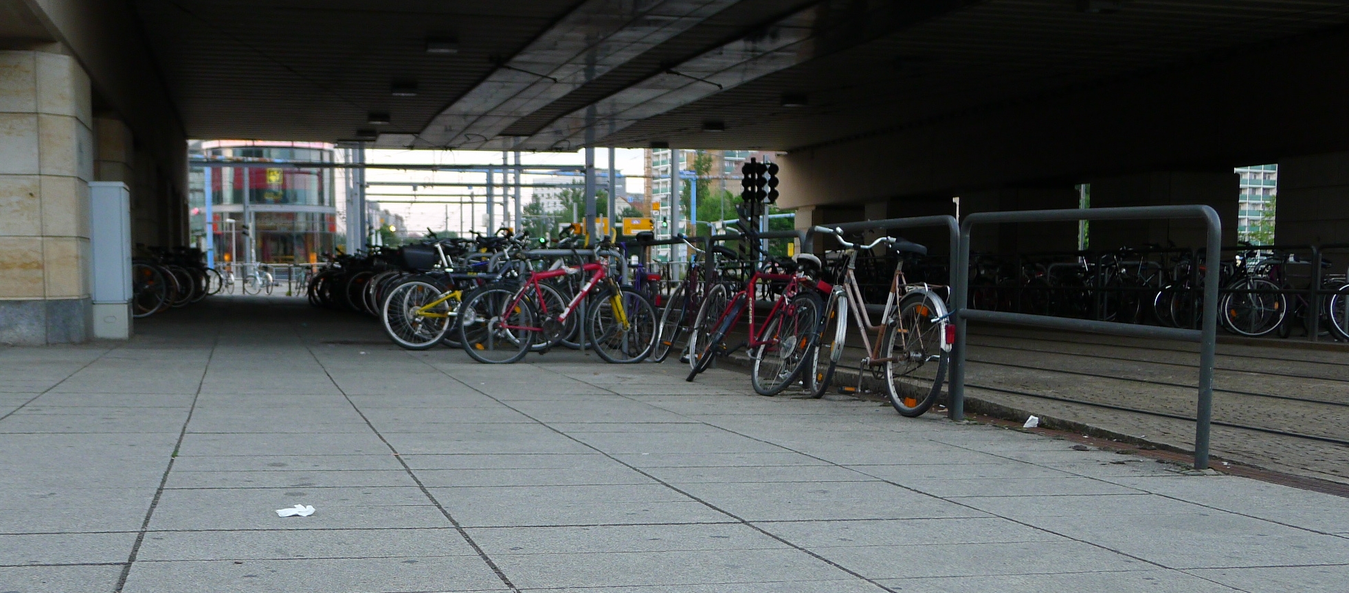 Fahrradparkplatzmangel Hbf © ADFC <a href='https://www.flickr.com/photos/adfcsachsen/7307901804/in/photostream/'>LINK</a>
