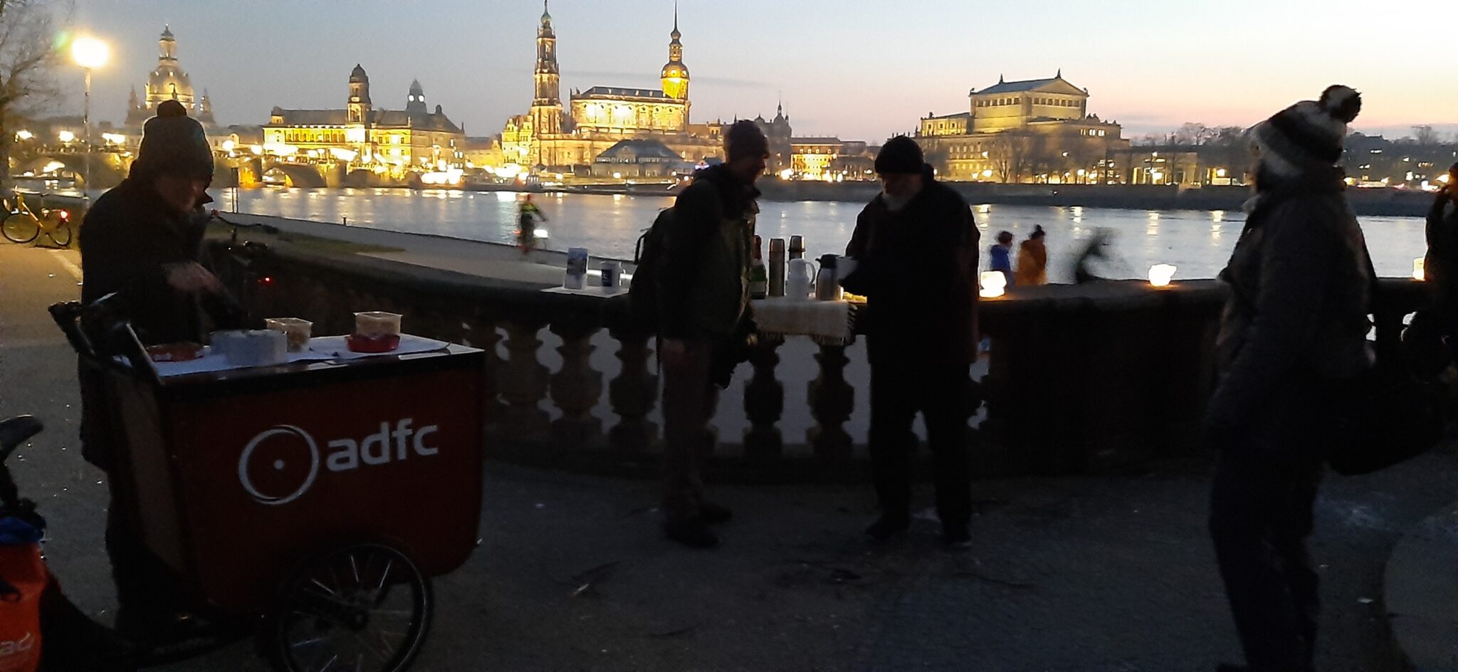 Gute Gespräche trotz frostiger Temperaturen vor der Altstadtkulisse: Der Neujahrsempfang des ADFC Dresden am Glockenspielpavillion