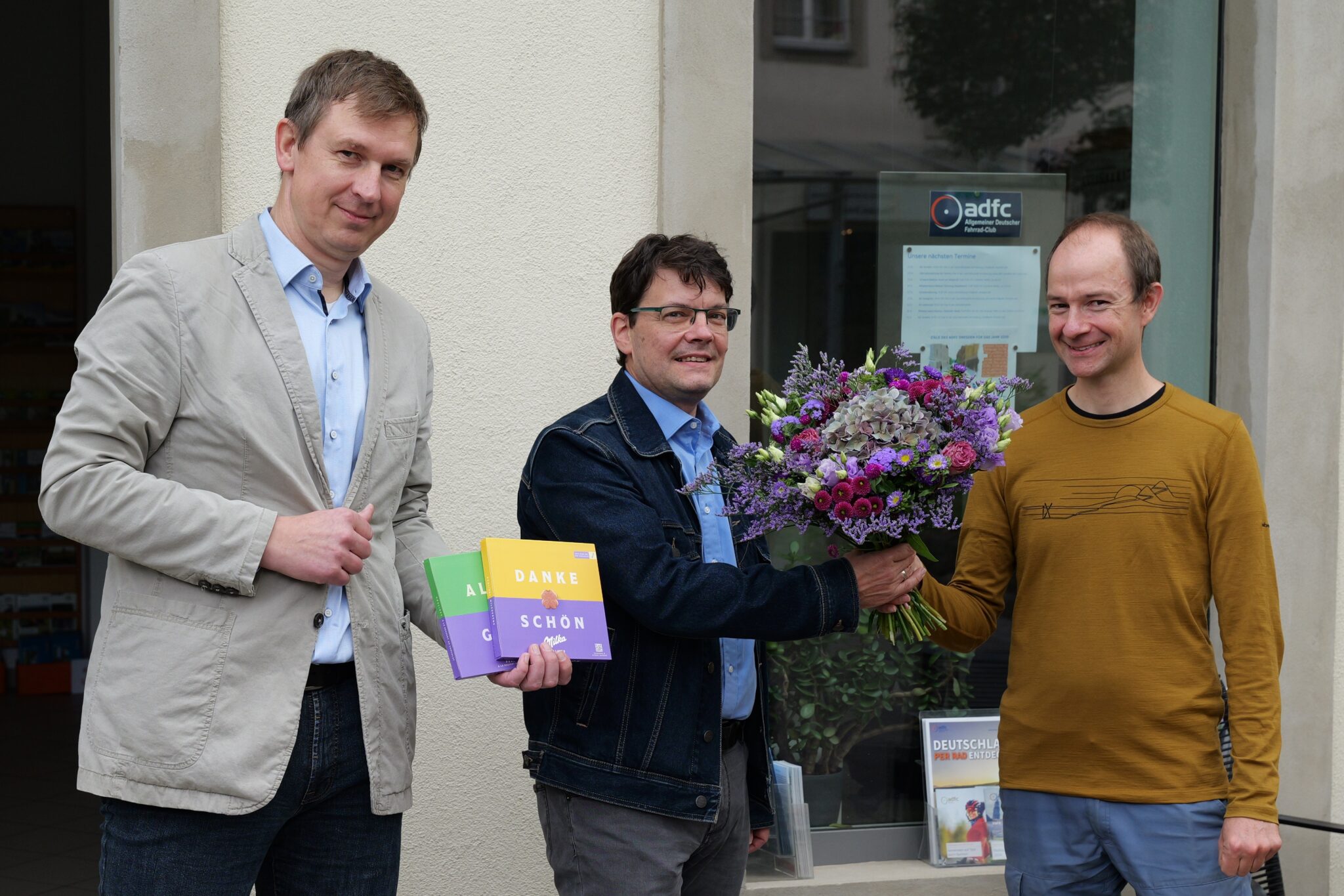 Edwin bekommt Blumen und Pralinen überreicht von Wolfgang und Nils