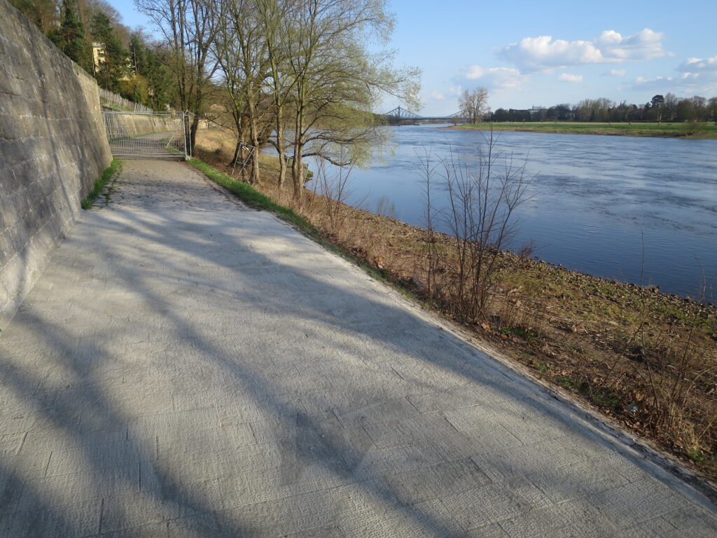 Körnerweg im Jahr 2018 mit den neuen Sandsteinen (im Vordergrund) und dem Stolperpflaster (im Hintergrund). Über dem Stolperpflaster gibt es seit 2020 eine ebene Asphaltschicht.