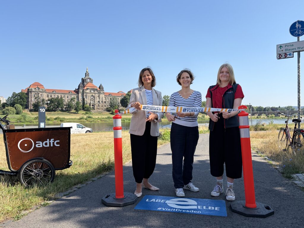 V. l. n. r.: Karla Kallauch, Pressesprecherin der Dresden Marketing GmbH, Juliane Mostertz, Vorstandsmitglied des ADFC Dresden e.V., Jule Thöming, Koordinierungsstelle Elberadweg Süd © ADFC Dresden